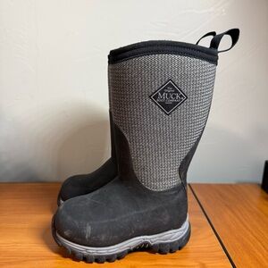 Muck Boot Kids Boys Herringbone Rugged II Boot Pull On Snow Winter Rain Workwear
